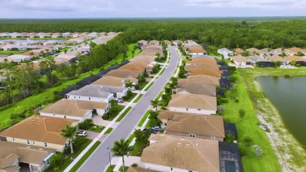 Luftaufnahme Dicht Gedrängter Häuser Florida Denen Sich Geschlossene Clubs Befinden — Stockvideo