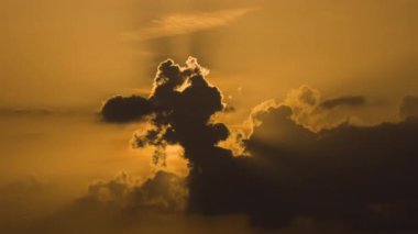 Parlak renkli günbatımı gökyüzü batan güneş ışınları ve canlı kara bulutlarla.