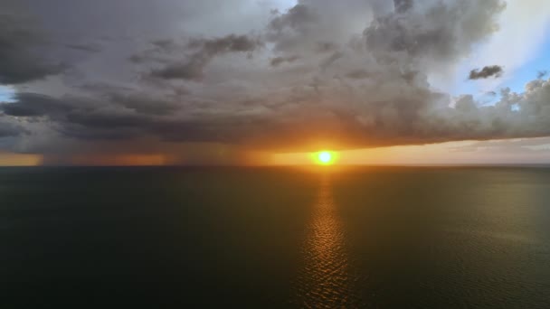 Mörka Stormiga Moln Bildas Dyster Himmel Kraftiga Regnperioder Över Havsytan — Stockvideo