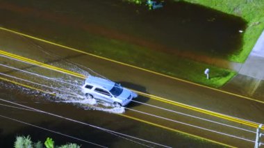 Ian Kasırgası caddeyi hareket halindeki arabalarla ve Florida yerleşim bölgesindeki su evleriyle doldurdu. Doğal afetin sonuçları..