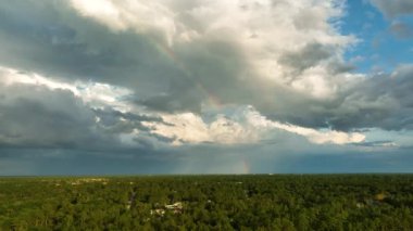 Kasaba üzerinde sağanak fırtınadan önce fırtınalı gökyüzünde oluşan kara uğursuz bulutların manzarası..