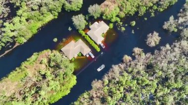 Etrafı Ian Kasırgası ile çevrili sel suları Florida yerleşim bölgesindeki evleri sarıyor. Doğal afetin sonuçları..