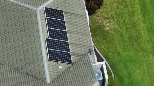 クリーンな生態系電気エネルギーの生産のための太陽光発電パネルで覆われた回転Ac屋外ユニットと屋上と米国の普通の住宅 — ストック動画