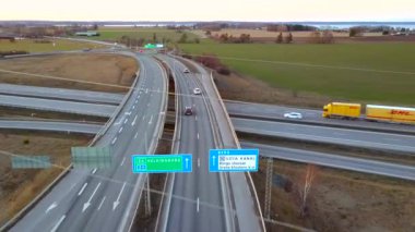 İHA 'dan çekilen hava görüntüleri elektrik kablolarına çarpmış ve neredeyse düşüp yoğun yola çarpıyormuş..