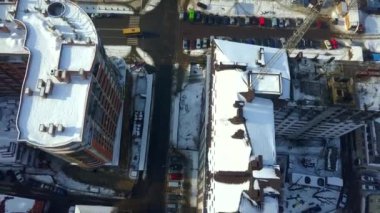 Şehirdeki çok katlı apartman ve caddelerin havadan görünüşü trafiği takip ediyor.