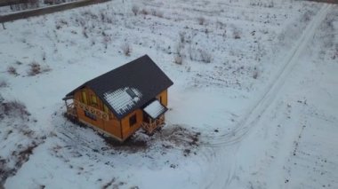 Kış tarlasında yeni ahşap ev manzarası..