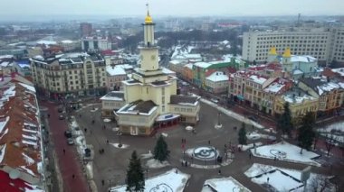 Ukrayna 'nın İvano Frankivsk şehrinin hava manzarası. Avrupa 'nın eski tarihi binaları.