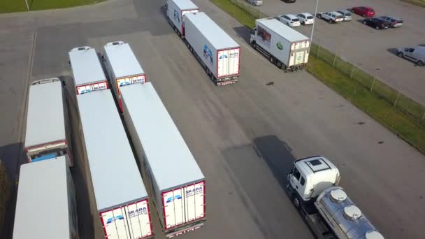 Vista Aérea Camiones Carga Movimiento Una Carretera — Vídeos de Stock