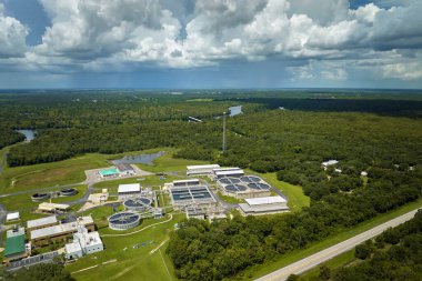 Kentsel atık su arıtma tesisindeki modern su temizleme tesisinin havadan görüntüsü. İstenmeyen kimyasalların, askıya alınmış katı maddelerin ve gazların kirlenmiş sıvılardan çıkarılması süreci.