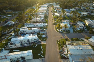 Florida gezici ev bölgesinde Ian kasırgasından sonra ciddi hasar görmüş evler. Doğal afetin sonuçları..