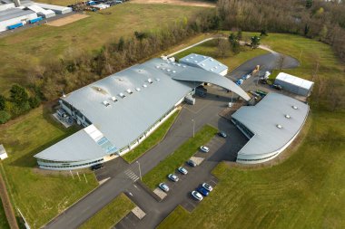 Endüstriyel ekipman üretimi ve nakliyesi için yeni fabrika binasının havadan görüntüsü.