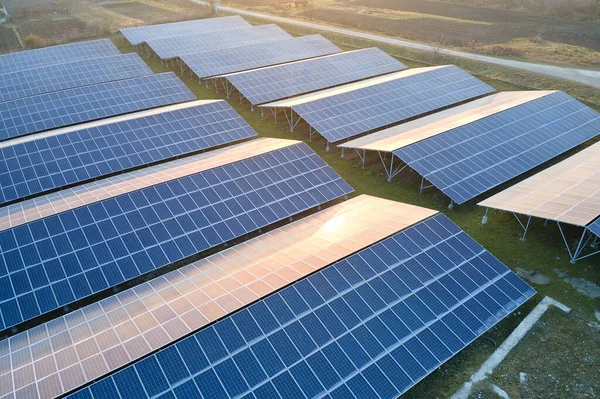 Temiz ekolojik elektrik enerjisi üretmek için sıra sıra güneş fotovoltaik panelleri olan sürdürülebilir büyük elektrik santralinin havadan görünüşü. Sıfır emisyon kavramı ile yenilenebilir elektrik