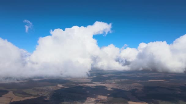 Flygfoto Från Flygplansfönstret Hög Höjd Över Jorden Täckt Med Fluffiga — Stockvideo
