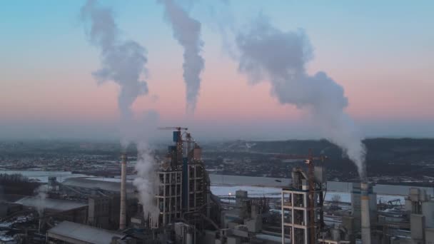 Flygfoto Cementfabrik Med Hög Betongstruktur Och Tornkranar Vid Industriellt Produktionsområde — Stockvideo