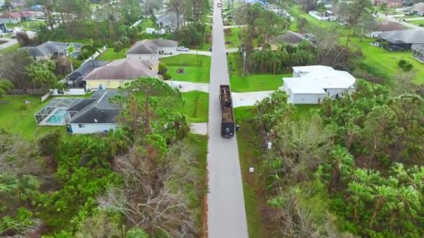 ハリケーン イアンの空中の眺めフロリダ通りから植生の破片を拾う回収ダンプトラック 自然災害の影響に対処する — ストック動画