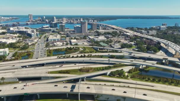 杰克逊维尔市的空中景观 有高层办公楼和美国高速公路交叉口 还有快速驾驶的汽车和卡车 从上面看美国的交通基础设施 — 图库视频影像