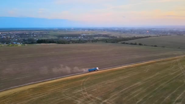 Flygfoto Lastbil Lastbil Som Kör Grusväg Mellan Jordbruksvetefält Vid Solnedgången — Stockvideo