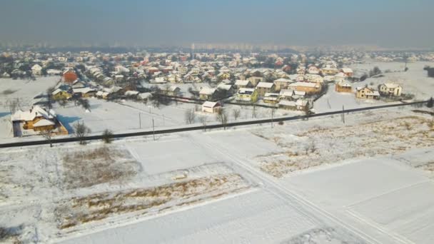 城郊地区冬季冰雪覆盖屋面住宅的空中景观 — 图库视频影像