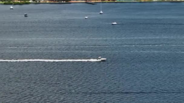 リップルの表面と海の波の上で速く泳ぐ白いスピードボートの空中ビュー 高速海上を航行中のモーターボート — ストック動画