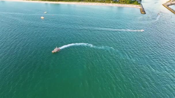 Вид Воздуха Белую Яхту Плывущую Морским Волнам Волновой Поверхностью Катер — стоковое видео