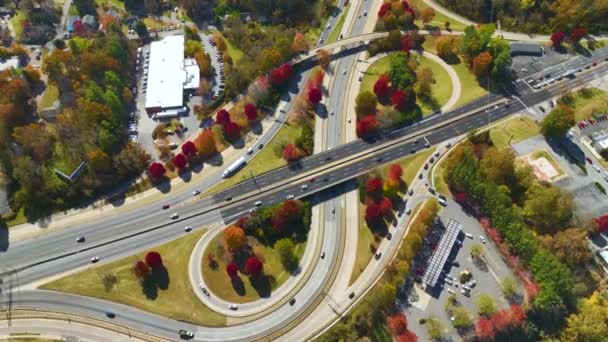 Американская Автострада Быстрыми Автомобилями Грузовиками Вид Сверху Транспортной Инфраструктуры Сша — стоковое видео