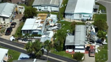Florida yerleşim bölgesindeki Ian kasırgasından sonra ağır hasar görmüş mobil evler. Doğal afetin sonuçları..
