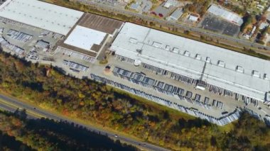 Perakende sevkiyatı için bir sürü kargo kamyonunun boşalttığı ve perakende ürün yüklediği büyük bir şirket sevkiyat merkezi. Küresel pazar kavramı.