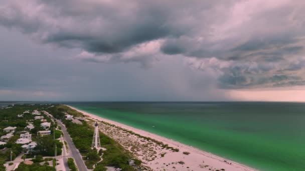 郊外付近の海水よりも大雨の時期に暗い空に形成される暗い嵐の雲 — ストック動画