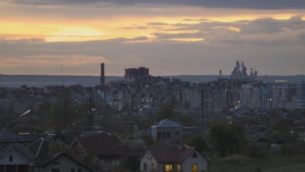 都会の住宅街の高層マンションや遠くに煙を上げる背の高い工場煙突の昼夜のタイムラプス — ストック動画