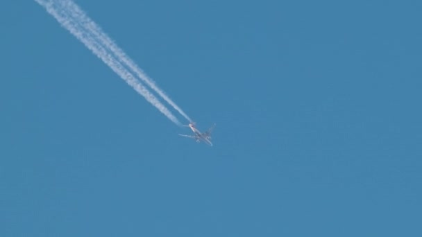 Mesafeli Yolcu Jet Uçağı Açık Mavi Gökyüzünde Yüksek Irtifada Uçarken — Stok video