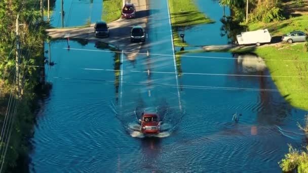 Översvämmad Amerikansk Gata Med Rörliga Fordon Och Omgiven Vattenhus Florida — Stockvideo