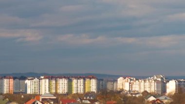 Şehir merkezindeki yüksek katlı apartmanlar..