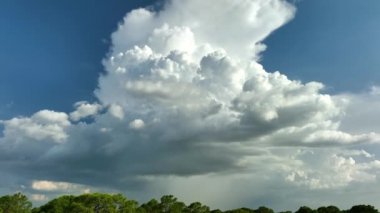 Kasaba üzerinde sağanak fırtınadan önce fırtınalı gökyüzünde oluşan kara uğursuz bulutların manzarası..