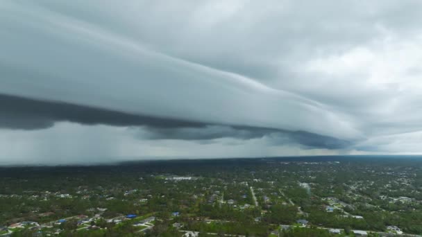 ハリケーン イーアン がフロリダ州を襲った後 嵐の空に暗い不吉な雲が形成されました — ストック動画
