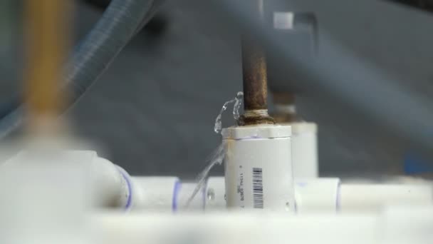 Filtración Agua Tuberías Plástico Del Sistema Tratamiento Agua Aire Libre — Vídeo de stock