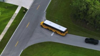 Klasik Amerikan sarı okul otobüsünün kırsal kesimde sabah erken saatlerde şarkı söylemek için araba sürüşünün en iyi görüntüsü. ABD 'de toplu taşıma.