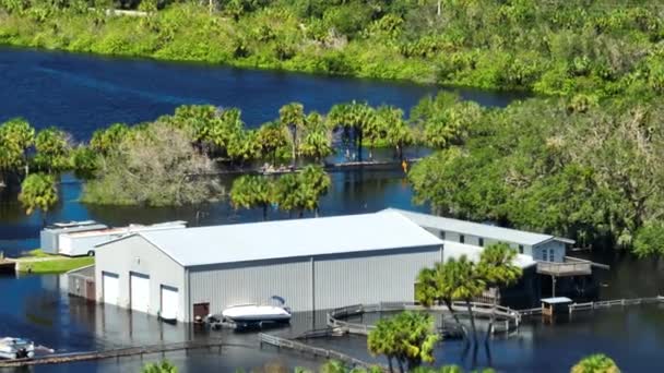 Otoczony Huraganem Ian Opadów Powodzi Wody Przemysłowego Budynku Magazynu Florydzie — Wideo stockowe