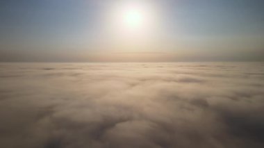 Yükseklerdeki uçak penceresinden hava manzarası. Akşamki yağmurdan önce oluşan yoğun kabarık kümülüs bulutları..