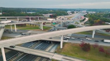 Amerikan otoyolunun hızlı giden araba ve kamyonlarla kesiştiği hava manzarası. ABD ulaştırma altyapı kavramı.