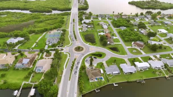移動車のトラフィックと農村部の道路のロータリー交差点とアメリカの郊外地域の空中ビュー フロリダ州の環状輸送交差点 — ストック動画