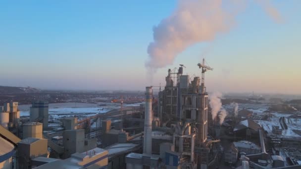 콘크리트 구조물 지역의 기중기가 시멘트 공장을 공중에서 수있었다 연기가 대기를 — 비디오