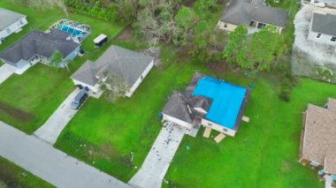 Ian Kasırgası 'nın çatıları asfalt kiremitlerin yerine gelene kadar yağmur suyuna karşı mavi korumalı muşambayla kaplıydı..