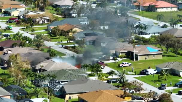 从空中俯瞰着火的房屋和消防员扑灭大火后 短路引起的火花点燃了被飓风伊恩破坏的木制屋顶 佛罗里达州郊区的家庭灾难 — 图库视频影像