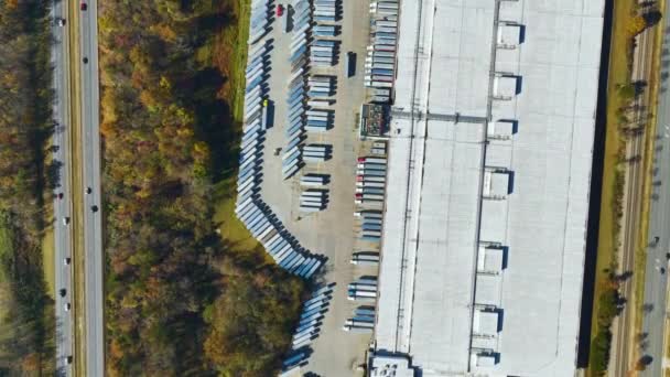 Αεροφωτογραφία Του Μεγάλου Εμπορικού Κέντρου Διανομής Πολλά Φορτηγά Που Ξεφορτώνουν — Αρχείο Βίντεο