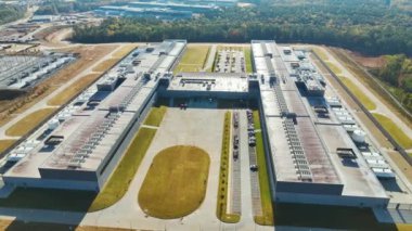 Endüstriyel ekipman üretimi ve dağıtımı için modern fabrika yapısının havadan görünüşü. Küresel endüstri kavramı.