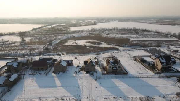 Vista Aérea Casas Particulares Com Cobertas Neve Telhados Subúrbios Rurais — Vídeo de Stock
