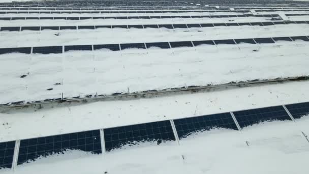 Vista Aérea Planta Energía Eléctrica Sostenible Cubierta Nieve Con Muchas — Vídeos de Stock