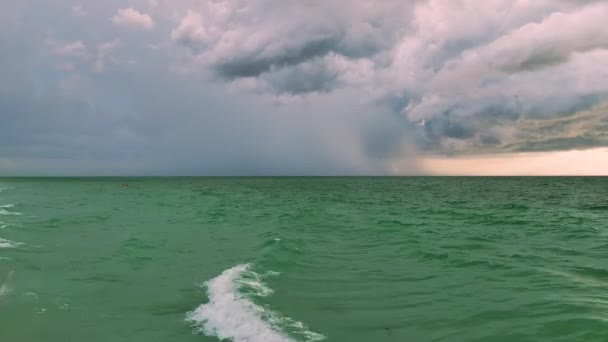 Şiddetli Yağış Mevsiminde Yaz Akşamları Deniz Suyu Üzerinde Fırtınalı Gökyüzünde — Stok video