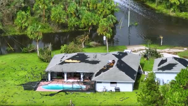 フロリダの住宅地に損傷を受けた屋上とスイミングプールのラナイエンクロージャを持つハリケーンイアンの民家によって破壊されました 自然災害とその影響 — ストック動画