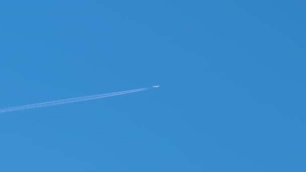 Avionul Pasageri Îndepărtat Care Zboară Mare Altitudine Cerul Albastru Lăsând — Videoclip de stoc